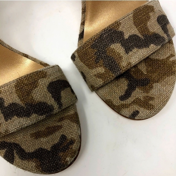 Stuart Weitzman camouflage t strap heel green camouflage 9 NWT - Picture 4 of 10